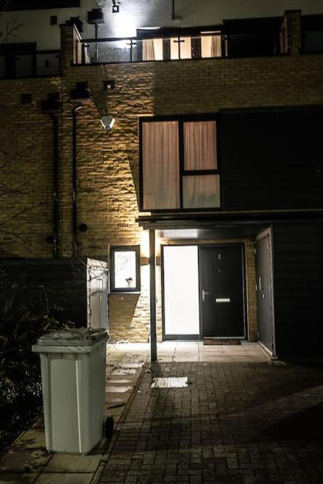 Exquisite Cozy House, Close To Train Station And Amenities Harold Wood Esterno foto