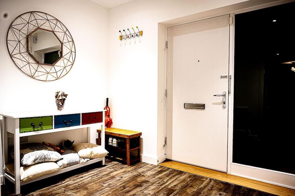 Exquisite Cozy House, Close To Train Station And Amenities Harold Wood Esterno foto