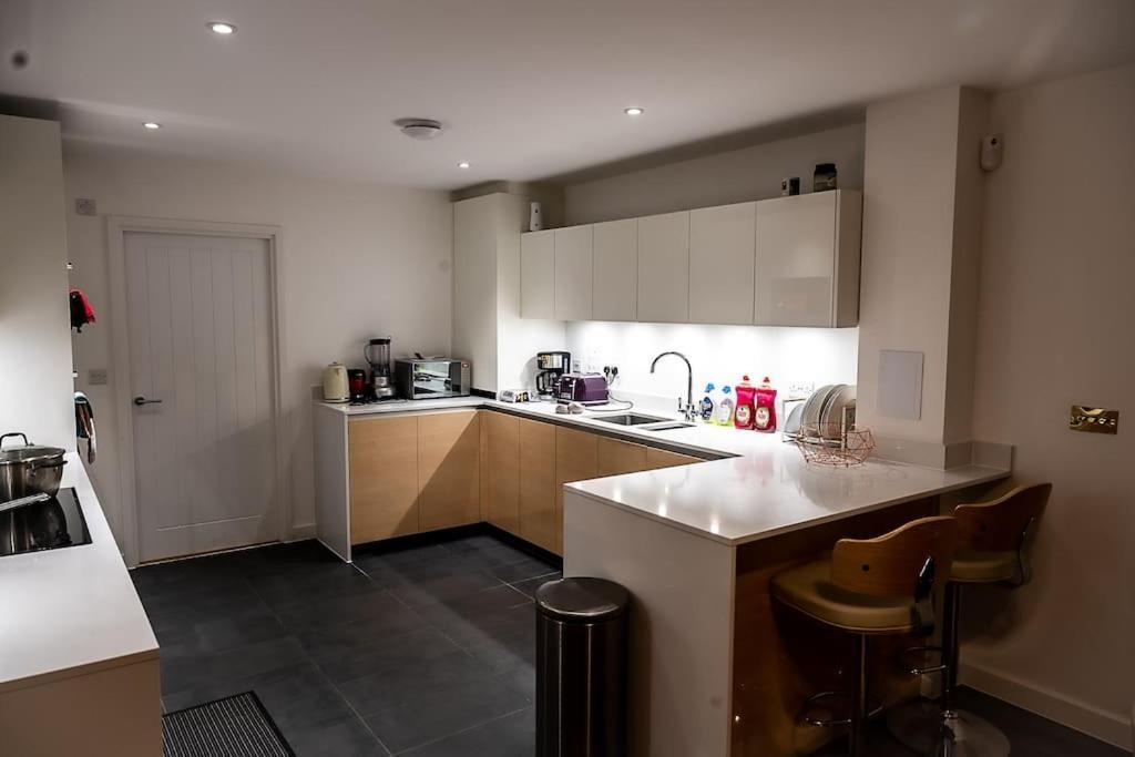 Exquisite Cozy House, Close To Train Station And Amenities Harold Wood Esterno foto